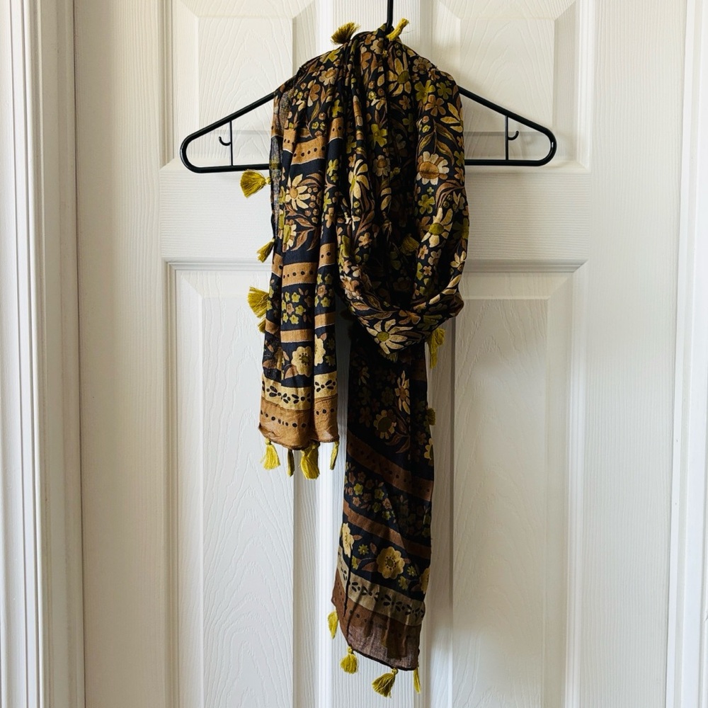 NATURAL LIFE Floral Sayulita Scarf Black Floral - Picture 4 of 8
